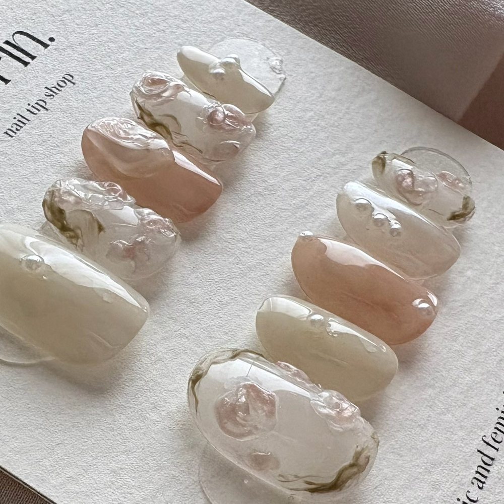 White Bouquet press-on nail set by écrin nail studio